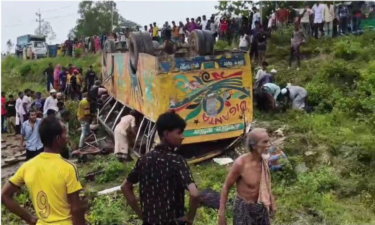 ব্রাহ্মণবাড়িয়ায় বাস উল্টে ৪ জন নিহত, আহত ২০