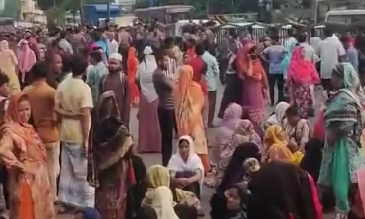 বকেয়া বেতনের দাবিতে মহাখালী-তেজগাঁও সড়ক অবরোধ