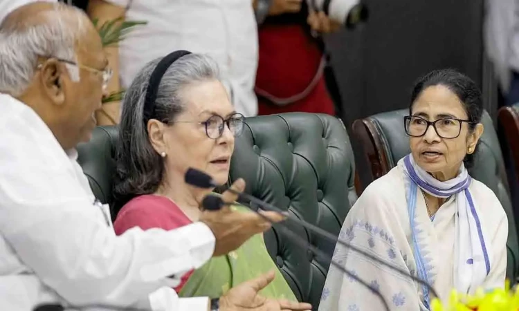 কংগ্রেসে বিলীন হতে চলেছে মমতার তৃণমূল? বাড়ছে জল্পনা