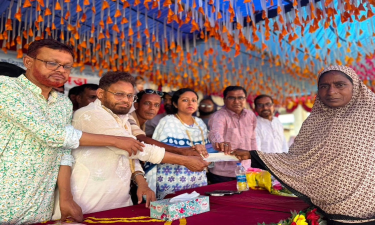 তাড়াশে প্রাকৃতিক দুর্যোগে ক্ষতিগ্রস্ত ৪০ পরিবারকে আর্থিক সহায়তা প্রদান