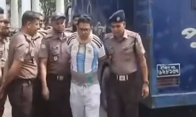 আর্জেন্টিনার জার্সি গায়ে আন্তর্জাতিক অপরাধ ট্রাইব্যুনালে হাজির সাবেক প্রতিমন্ত্রী পলক