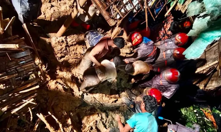 কক্সবাজারে পাহাড়ধসের তাণ্ডব: ঘুমন্ত অবস্থায় মাটিচাপা পড়ে নিহত ৯
