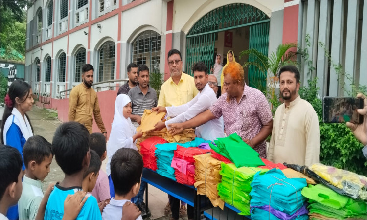 রূপগঞ্জে শিক্ষার্থীর মাঝে শিক্ষা উপকরণ সামগ্রী বিতরণ