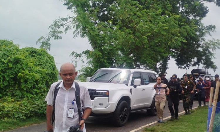 সিংগাইরে ধলেশ্বরী নদীর তীরে অস্থায়ী সেনা ক্যাম্প পরিদর্শন করলেন প্রধানমন্ত্রী তারেক রহমান