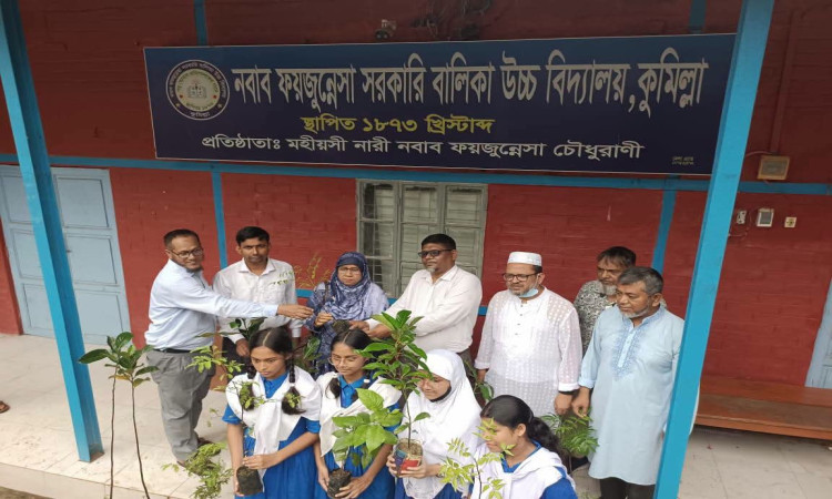 নবাব ফয়জুন্নেসা সরকারি বালিকা উচ্চ বিদ্যালয়ের শিক্ষার্থীদের বৃক্ষ উপহার