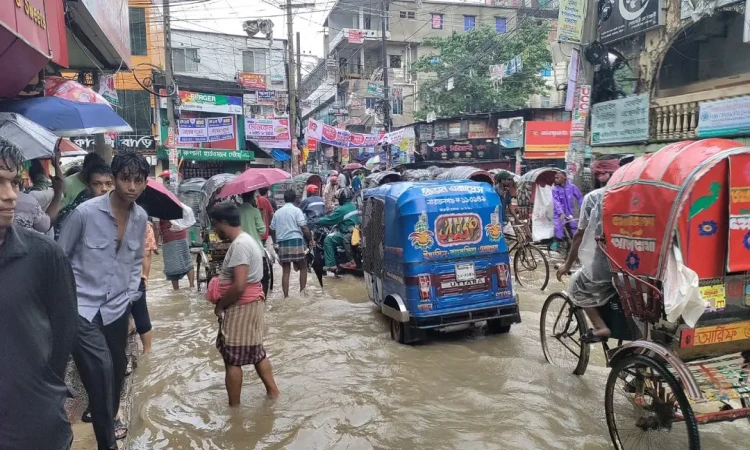 চট্টগ্রামে আবারও মুষলধারে বৃষ্টি: জলমগ্ন নগরে চরম জনদুর্ভোগ