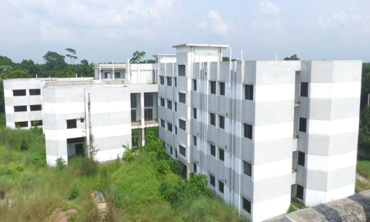 দুই বছরেও শেষ হয়নি মাদারীপুর নার্সিং কলেজের নির্মাণকাজ