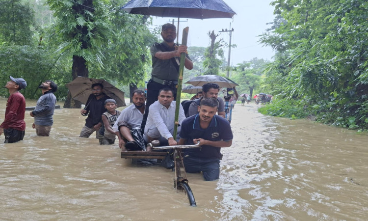 বান্দরবানের নাইক্ষ্যংছড়িতে দুর্যোগে মানুষের পাশে উপজেলা প্রশাসন