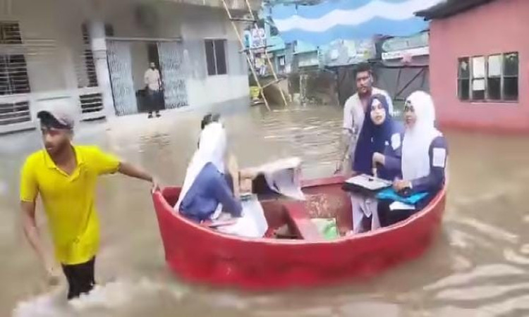 কুমিল্লা নগরীতে টানা বর্ষণে ব্যাপক জলাবদ্ধতা: ভোগান্তিতে পরীক্ষার্থীরা