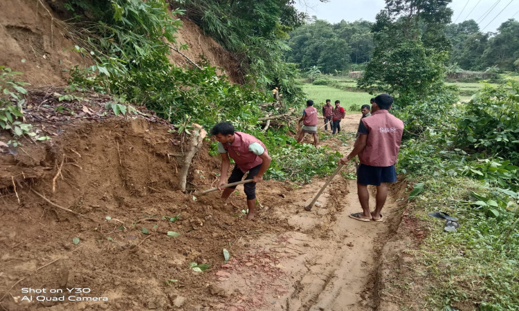 পাহাড়ধসে বন্ধ নাইক্ষ্যংছড়ির সড়ক সচল করল হিল ভিডিপি
