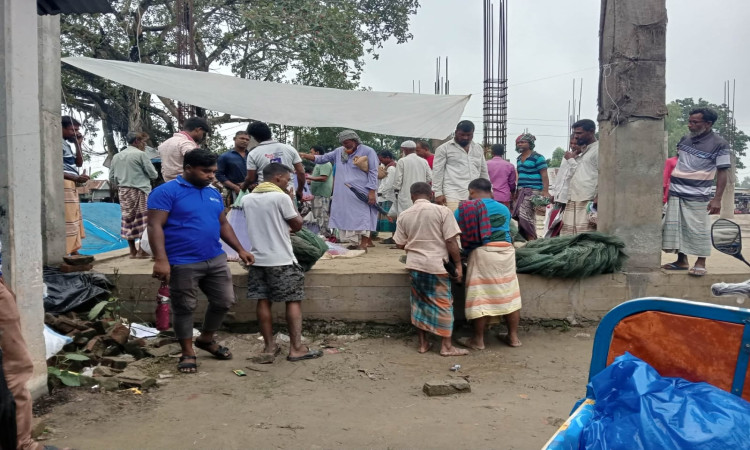 নওগাঁ হাটে নিষিদ্ধ চায়না দুয়ারী ও কারেন্ট জালের রমরমা বাণিজ্য