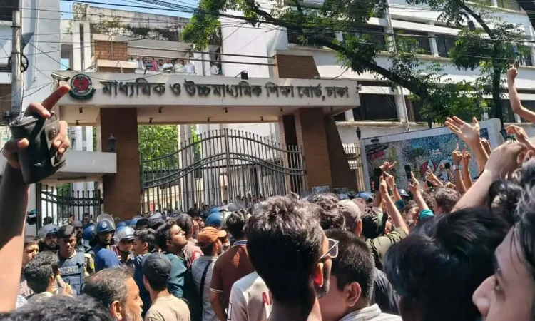 বন্যা-বৃষ্টির মাঝে পরীক্ষা নেওয়ার ক্ষোভ, সায়েন্সল্যাবে অবরোধে স্থবির রাজধানী