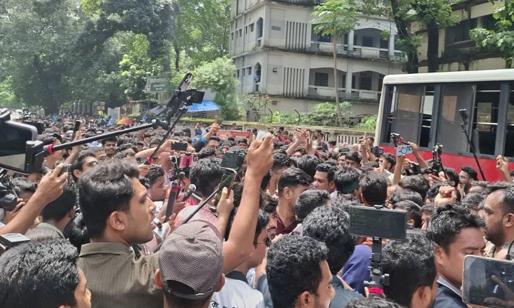 শিক্ষা ভবনের দিকে এইচএসসি পরীক্ষার্থীদের মিছিল, ঢাবির ভিসি চত্বরে পুলিশের বাধা