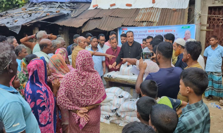 রাঙ্গুনিয়ায় টানা বৃষ্টিতে ক্ষতিগ্রস্ত ও কর্মহীন ১৫০ পরিবারের মাঝে ত্রাণ বিতরণ