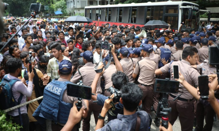 ‘ফার্মের মুরগি’ স্লোগানে দ্বিতীয় দফায় সায়েন্সল্যাবে এইচএসসি পরীক্ষার্থীদের অবস্থান
