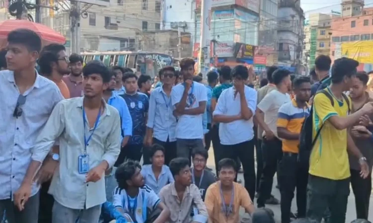 রাজশাহীর জিরোপয়েন্ট অবরোধ করে এইচএসসি পরীক্ষার্থীদের বিক্ষোভ