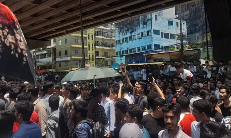 সব বোর্ডের পরীক্ষা স্থগিতের দাবিতে চট্টগ্রাম শিক্ষা বোর্ডের সামনে পরীক্ষার্থীদের বিক্ষোভ