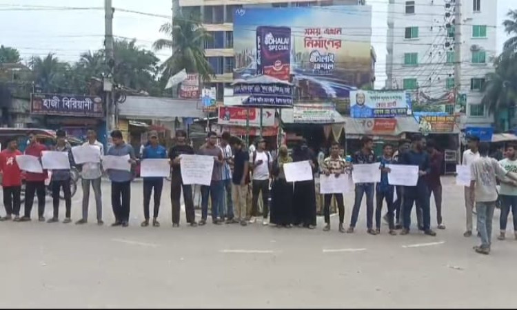শিক্ষামন্ত্রীর পদত্যাগ দাবিতে সাতক্ষীরায় শিক্ষার্থীদের বিক্ষোভ