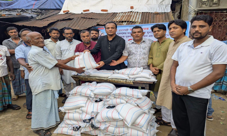টানা বৃষ্টিতে ক্ষতিগ্রস্তদের পাশে রাঙ্গুনিয়ায় ত্রাণ বিতরণ