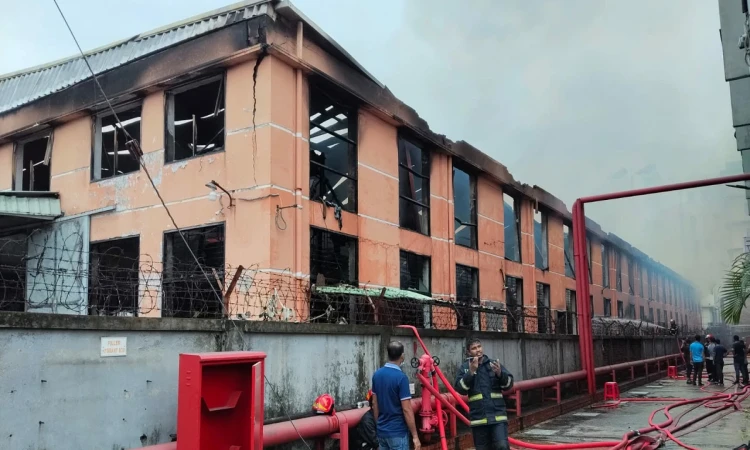 চার ঘণ্টায় নিয়ন্ত্রণে আদমজী ইপিজেডের আগুন