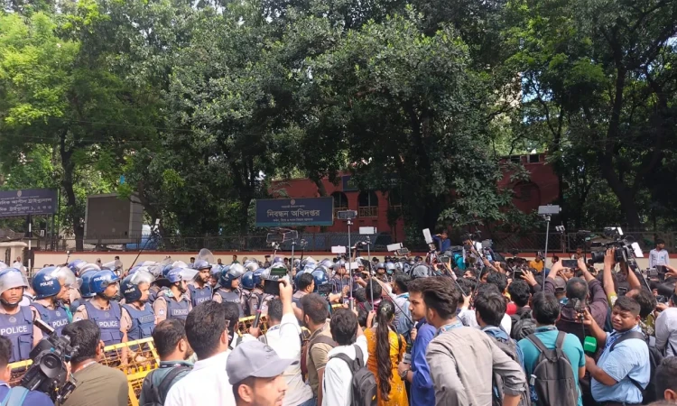 সচিবালয় অভিমুখী সড়ক বন্ধ করে দিল পুলিশ