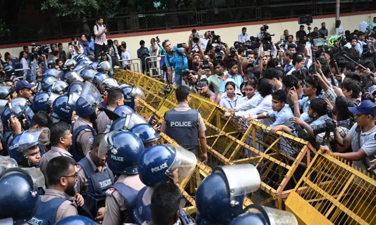 শিক্ষা ভবনের সামনে শিক্ষার্থীদের লংমার্চ