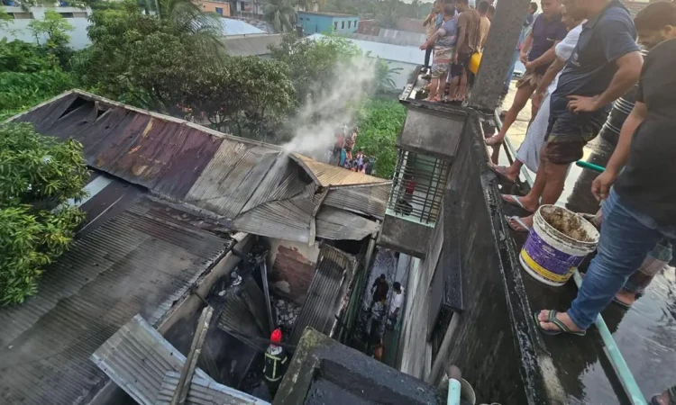 গাজীপুরের বোর্ডবাজারে মুনসুর প্লাজায় আগুন
