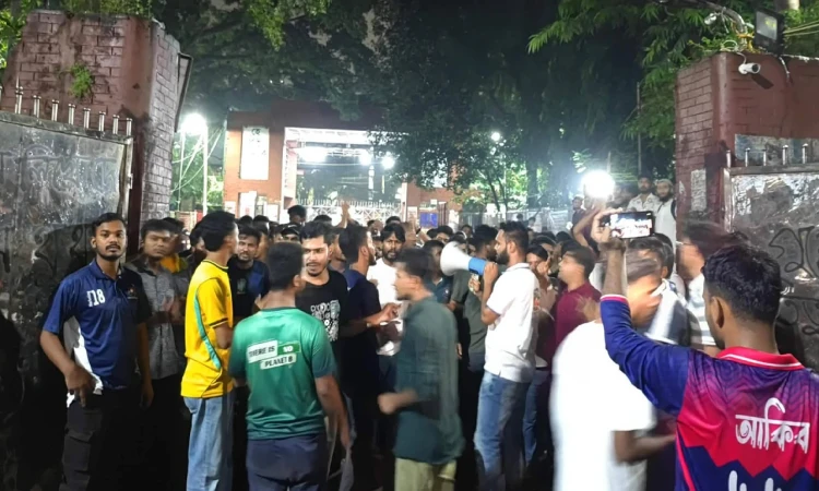 তিতুমীর কলেজে অধ্যক্ষের পদত্যাগের দাবিতে শিক্ষার্থীদের বিক্ষোভ