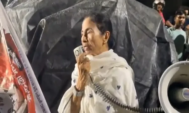 শহীদ দিবসের মঞ্চ ভাঙচুরের প্রতিবাদে গভীর রাতে রাস্তায় মমতা