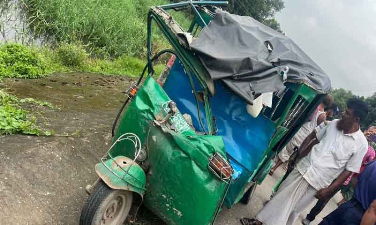 মানিকগঞ্জে  ট্রাক-সিএনজি মুখোমুখি সংঘর্ষ: নিহত ১, আহত ৩