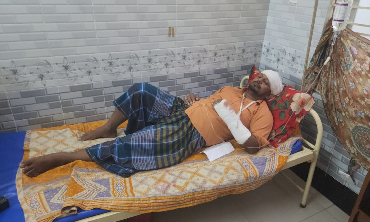 নড়াইলে ছোট ভাইকে কুপিয়ে টাকা ছিনতাই করল বড় ভাই