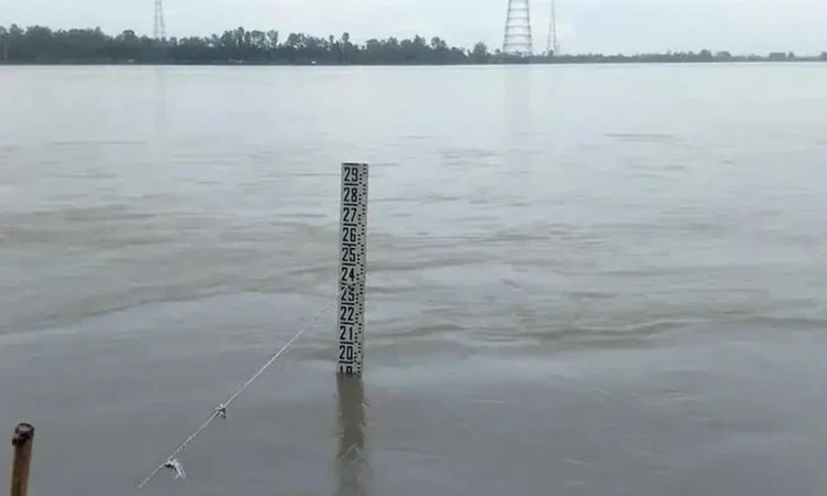 ভারী বর্ষণ ও উজান থেকে ঢল, তিস্তার পানি বিপদসীমার ছুঁই ছুঁই