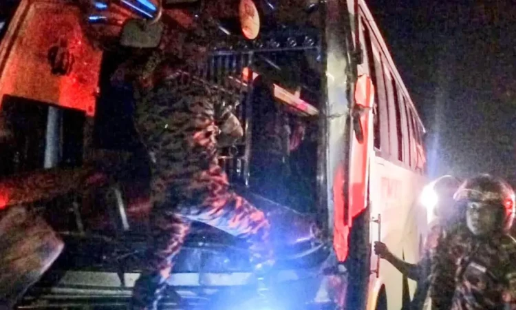 শ্রীনগরে নিয়ন্ত্রণ হারিয়ে ট্রাকে ধাক্কা দিল বাস, রক্তাক্ত ৮ যাত্রী