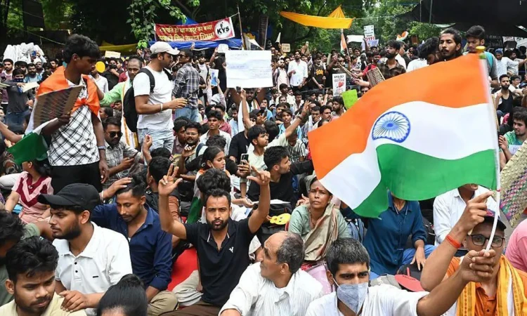 ‘হিন্দু-মুসলিম রাজনীতি না থাকলে বড় বড় সিংহাসন কেঁপে যাবে’