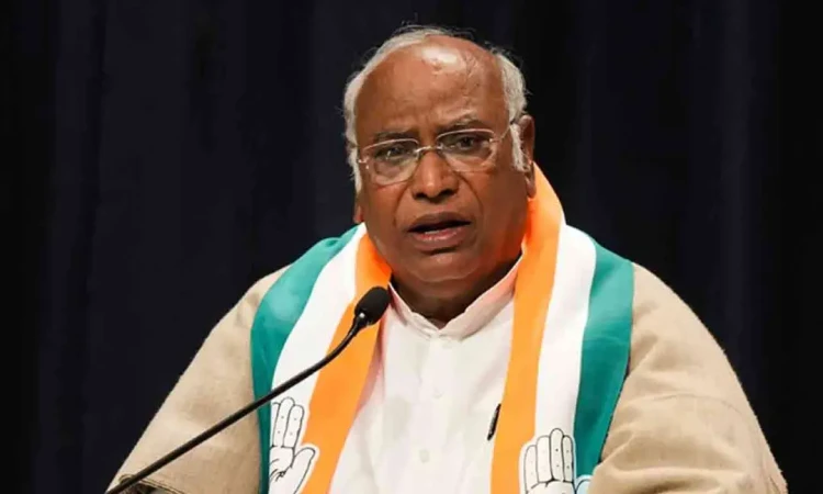 শিক্ষামন্ত্রীর পদত্যাগ: ভারতীয় তরুণদের প্রশংসায় পঞ্চমুখ বিরোধীরা