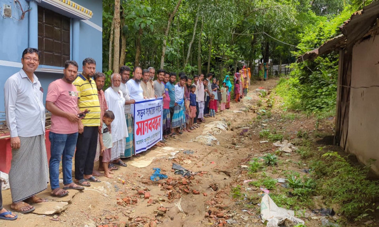 রাঙ্গুনিয়ায় সড়ক  সংস্কারের দাবিতে এলাকাবাসীর মানববন্ধন