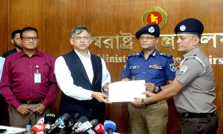 জনবান্ধব পুলিশ গঠনে ‘পুরস্কার ও তিরস্কার’ নীতি অব্যাহত থাকবে: স্বরাষ্ট্রমন্ত্রী