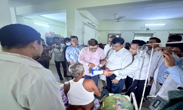 সাতক্ষীরার তিন হাসপাতালে হঠাৎ স্বাস্থ্যমন্ত্রী, অনুপস্থিত দুই চিকিৎসকের বিরুদ্ধে ব্যবস্থা