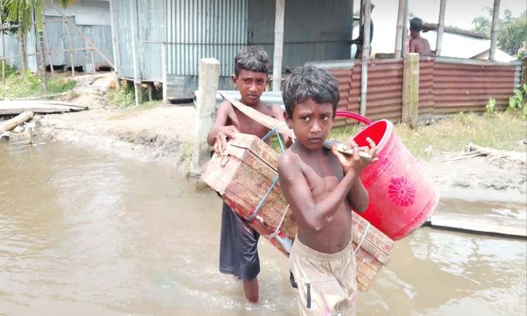 ‘আটবার নদী ভাঙনে ঘর হারিয়েছি, আর কতবার ঘর হারালে স্থায়ী বাঁধ পাবো?’
