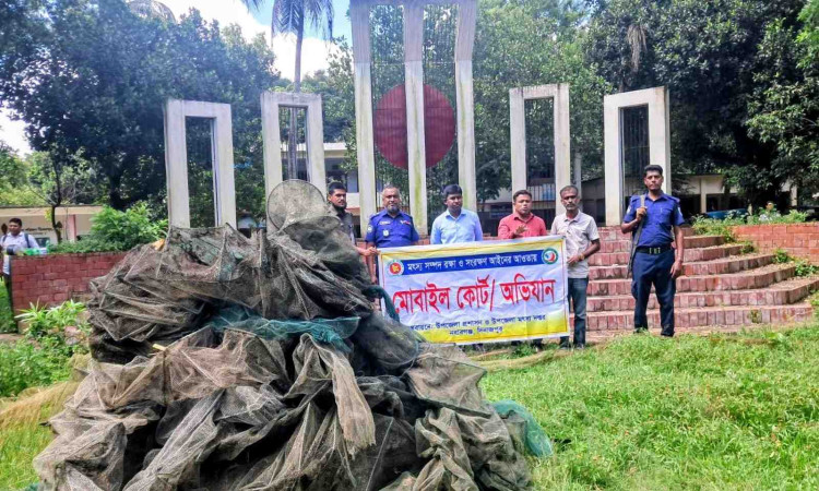 নবাবগঞ্জে ১ হাজার ৮০০ মিটার অবৈধ চায়না দুয়ারী জাল পুড়িয়ে ধ্বংস