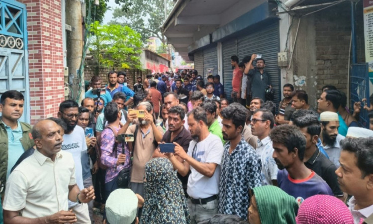 মাদ্রাসার শিক্ষার্থীদের মারধরের অভিযোগে জামায়াত এমপির বাড়ি ঘেরাও