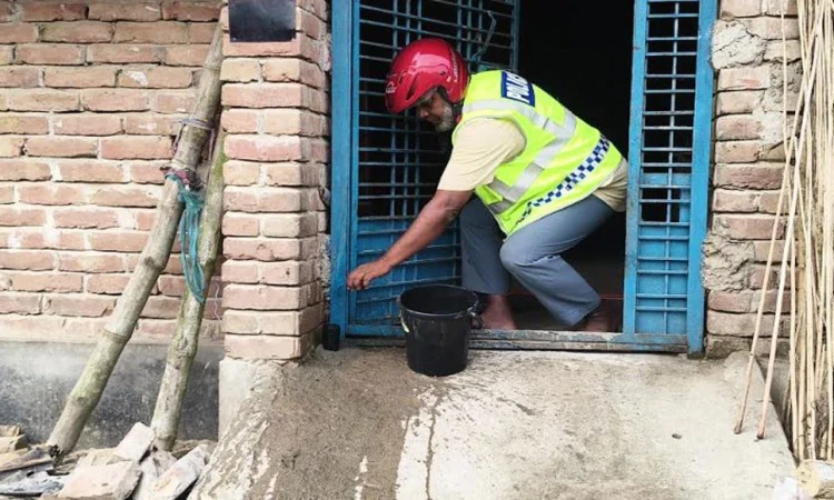 মেহেরপুরে দুই বাড়ির সামনে মিলল বোমাসদৃশ বস্তু