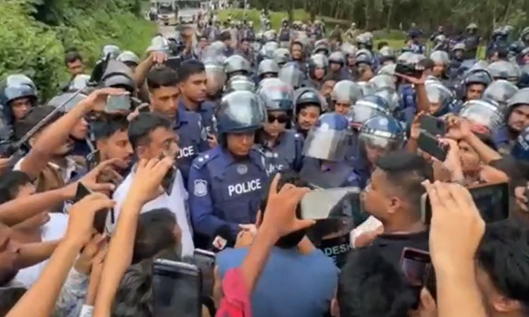শ্রীমঙ্গলে পুলিশের ব্যারিকেড ভেঙে হবিগঞ্জের অভিমুখে এনসিপির নেতারা