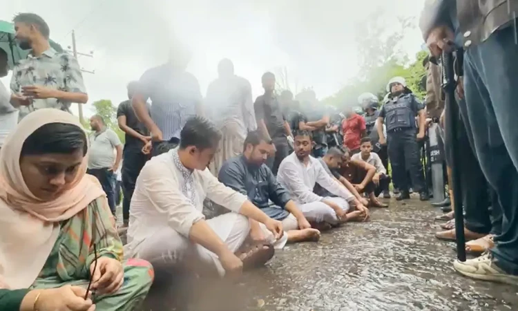বাহুবলে সড়কেই অবস্থান নিলেন এনসিপি নেতারা