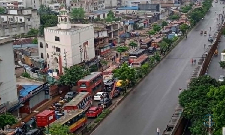 রামপুরা-নতুনবাজার সড়কে ভয়াবহ যানজট, চরম ভোগান্তি