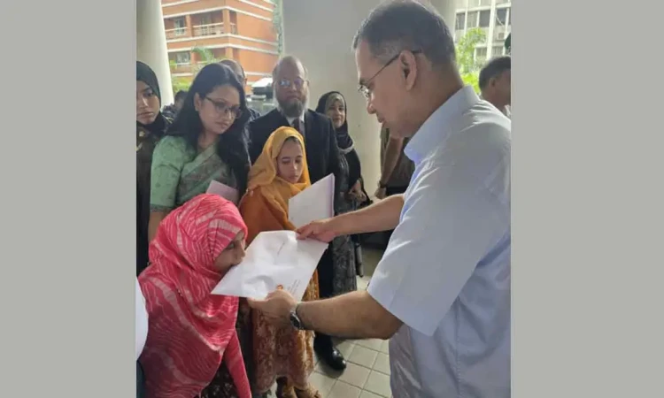 পা দিয়ে লিখে স্নাতকোত্তর: তিন অদম্য নারীকে চাকরি দিলেন প্রধানমন্ত্রী