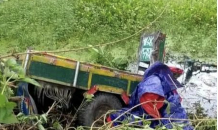 নড়াইলে অটোভ্যান খাদে পড়ে চালক রাহুল মুছল্লীর মৃত্যু