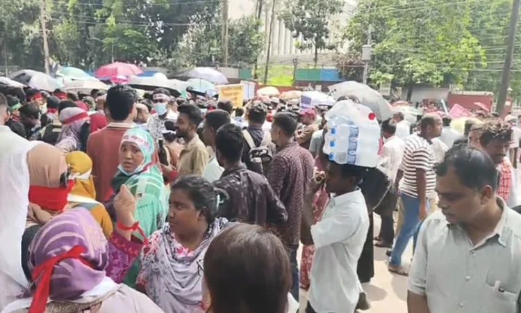 শাহবাগে প্রাথমিকে সুপারিশপ্রাপ্ত শিক্ষকদের অবস্থান
