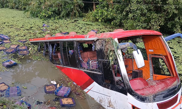 ভাঙ্গায় নিয়ন্ত্রণ হারিয়ে খাদে যাত্রীবাহী বাস, শিশুসহ আহত অন্তত ২০