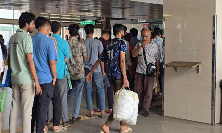 বোমা পাওয়ার পরও নিরাপত্তায় ঢিলেমি, ব্যাগ-বস্তা নিয়েই মেট্রোরেলে যাত্রীরা